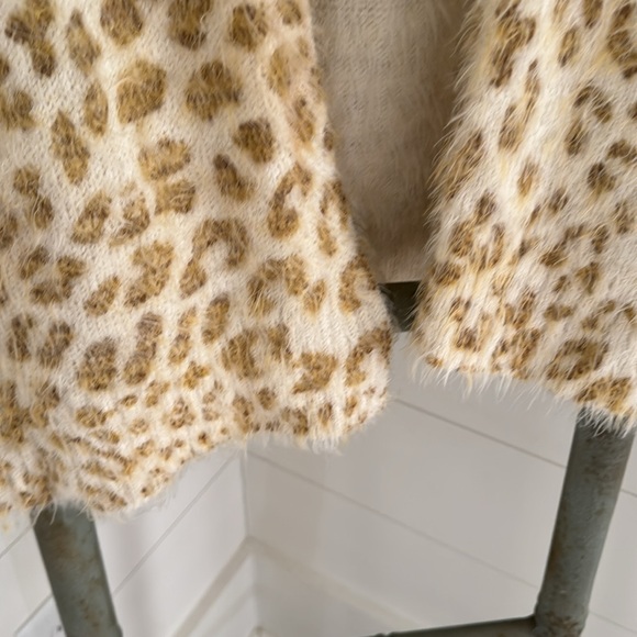 Beautiful Cardigan Goldfish Tan leopard print on cream angora. Size Large - Picture 5 of 7